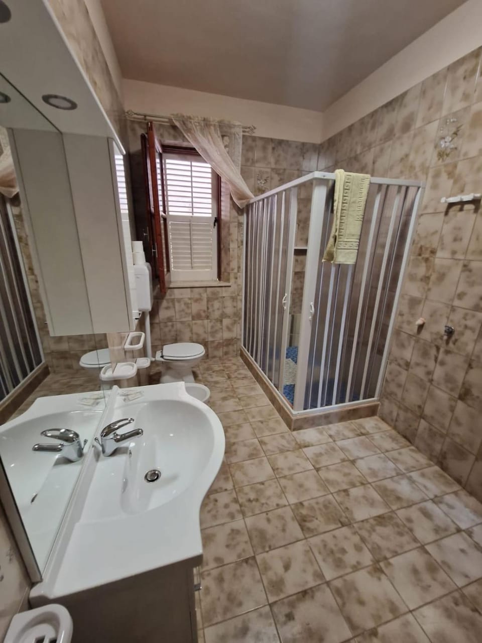 Shower, Bathroom, towels