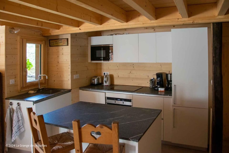 Coffee/tea facilities, Kitchen or kitchenette, oven, stove, toaster