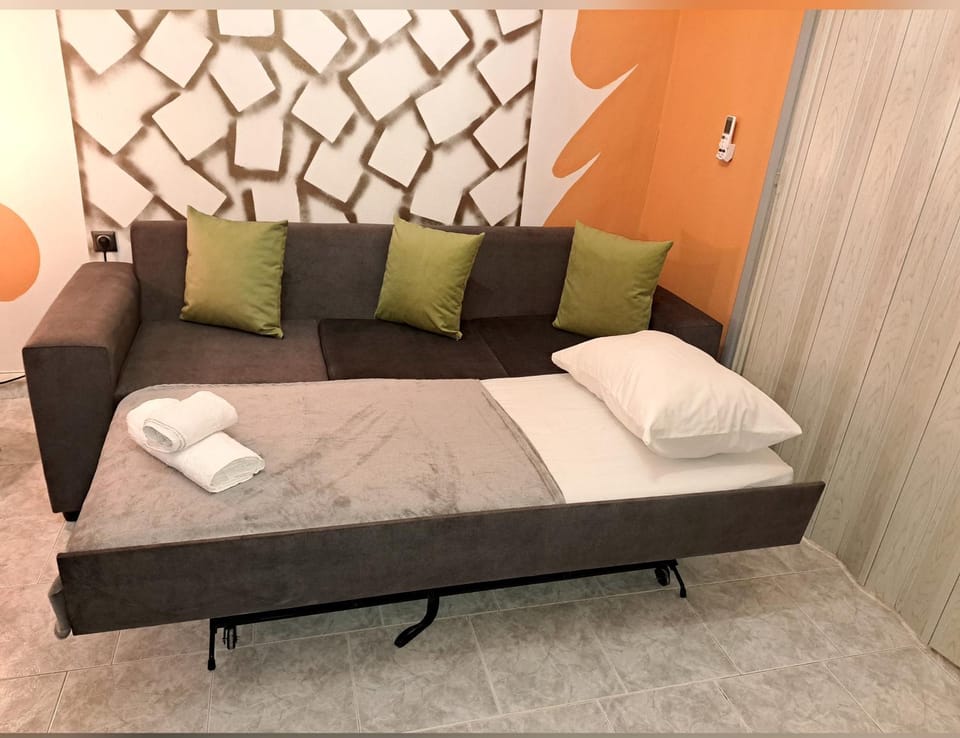 Bed, Living room, Photo of the whole room, Seating area, towels