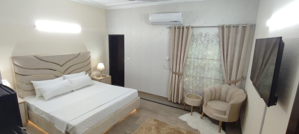 Bed, TV and multimedia, Photo of the whole room, Bedroom, air conditioner