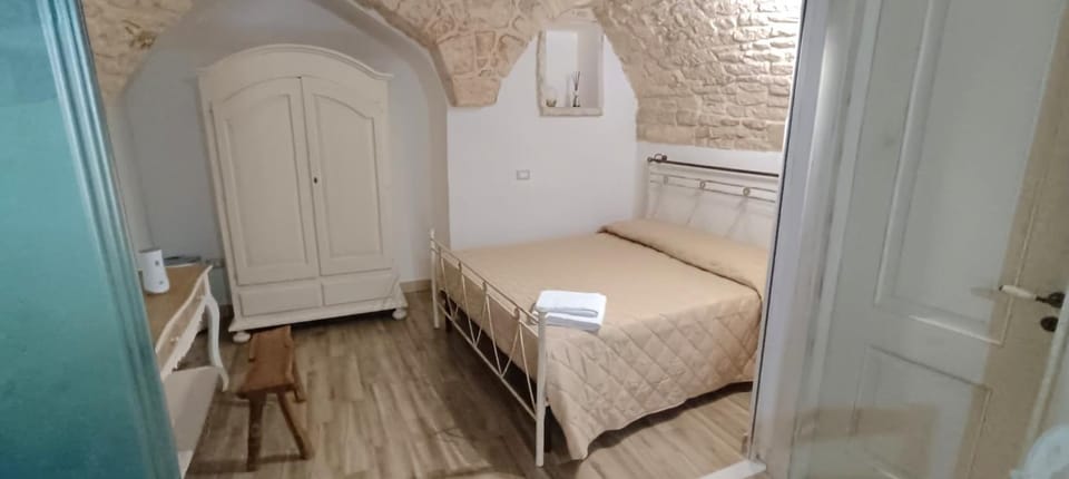 Bed, Photo of the whole room, Bedroom, internet, wardrobe