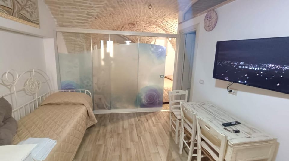 Bed, TV and multimedia, Living room, Photo of the whole room, Seating area, Bedroom