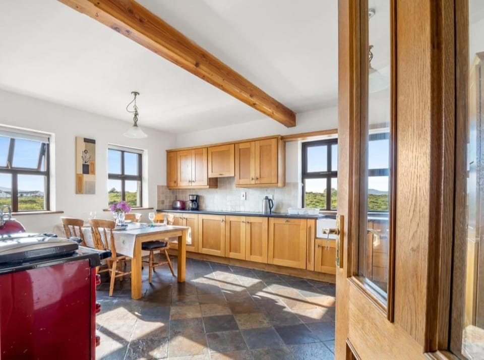 Kitchen or kitchenette, Dining area, pet friendly, stove
