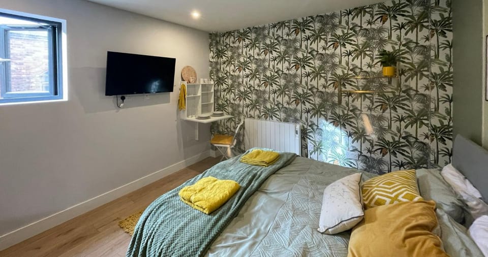 Bed, TV and multimedia, Photo of the whole room, Bedroom, towels