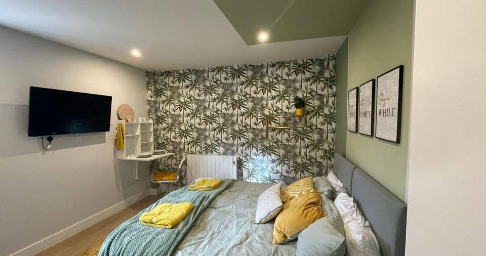 Bed, TV and multimedia, Photo of the whole room, Bedroom, towels