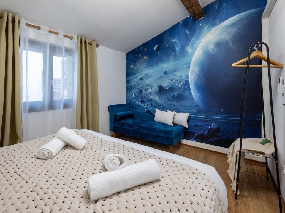 Bed, Photo of the whole room, Bedroom, towels