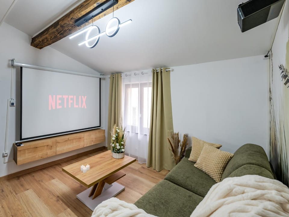 Communal lounge/ TV room, TV and multimedia, Living room, Seating area, Evening entertainment