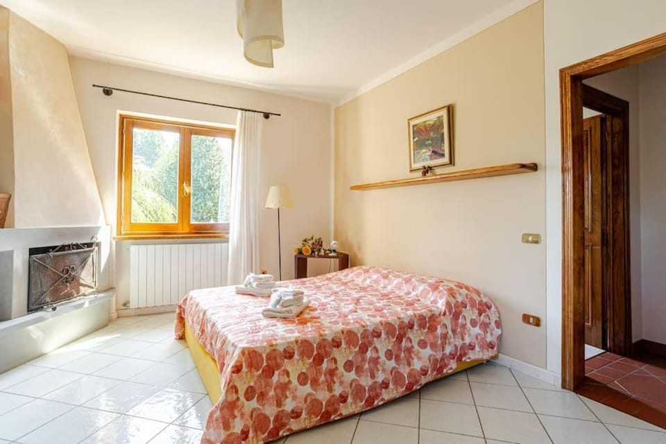 Bed, Photo of the whole room, Bedroom, internet, towels