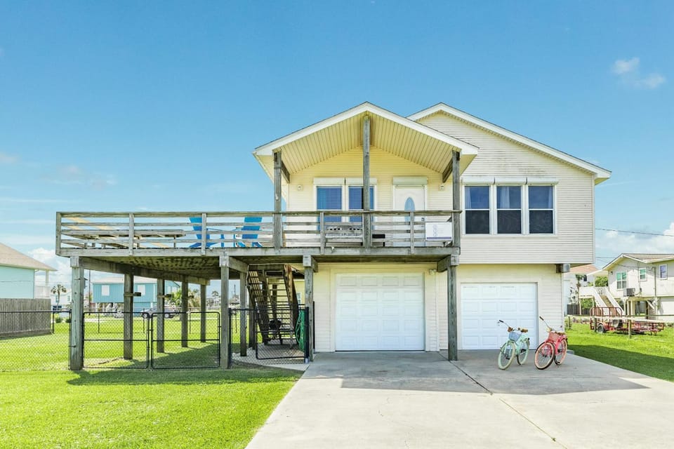 Jamaica Beach Gem - Huge Deck, Fenced, Pups Welcome! House in Jamaica Beach