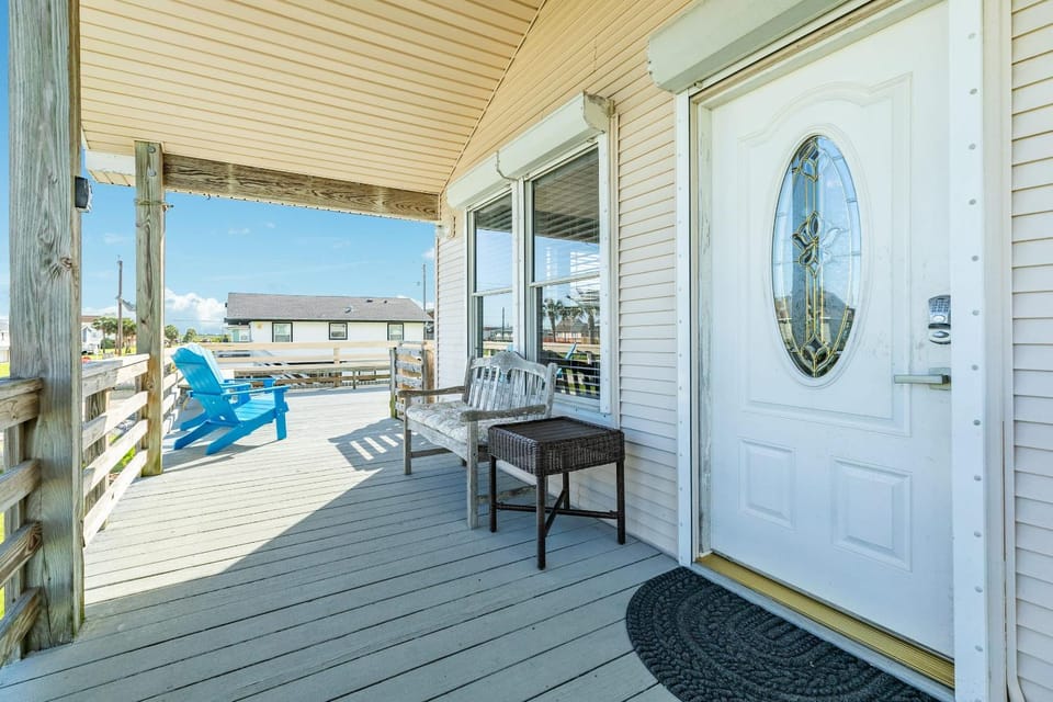 Jamaica Beach Gem - Huge Deck, Fenced, Pups Welcome! House in Jamaica Beach