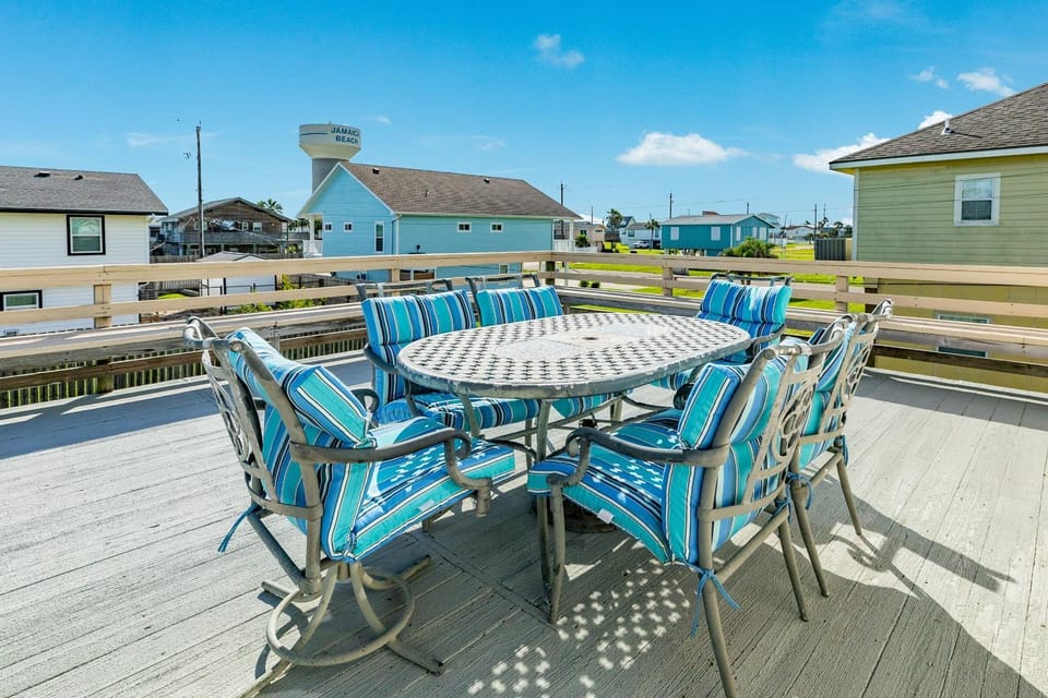 Jamaica Beach Gem - Huge Deck, Fenced, Pups Welcome! House in Jamaica Beach