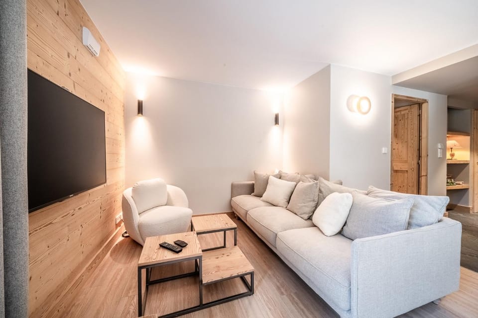 Communal lounge/ TV room, TV and multimedia, Living room