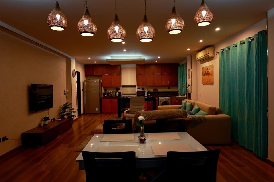 TV and multimedia, Kitchen or kitchenette, Living room, Seating area, oven