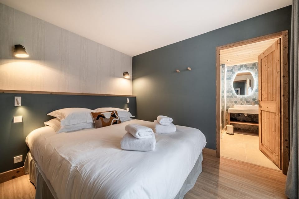 Bed, Photo of the whole room, Bedroom, towels, wardrobe