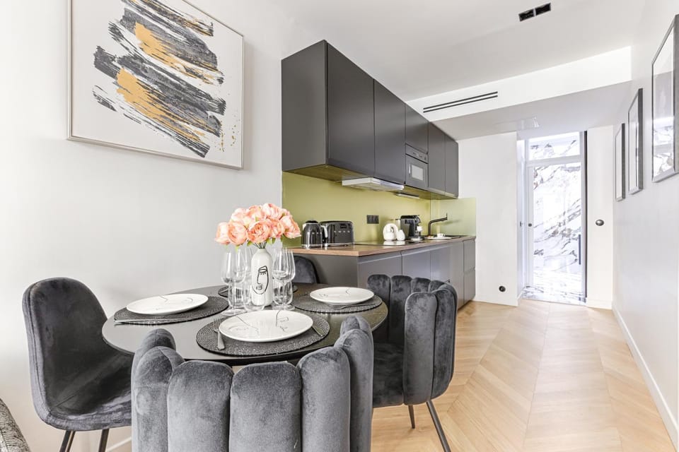 Kitchen or kitchenette, Dining area