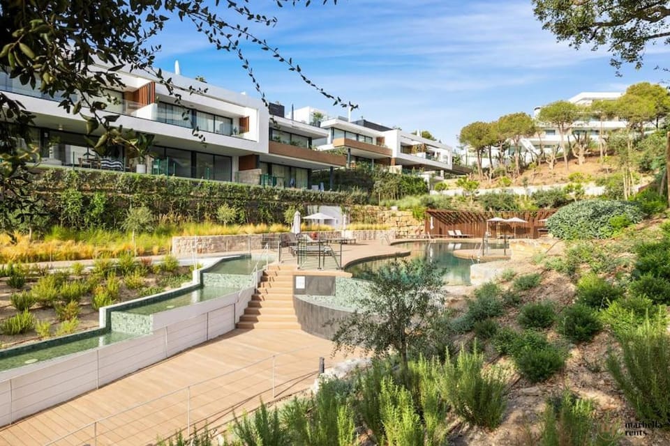 Property building, Day, Garden, Pool view