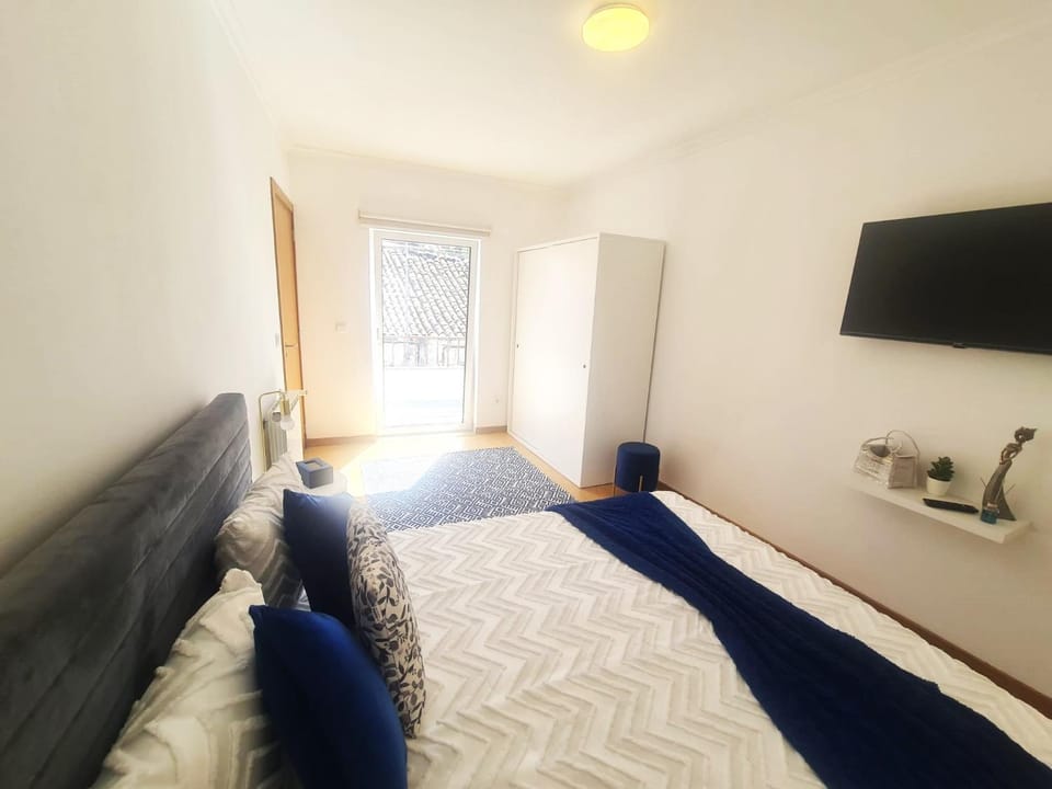 Bed, TV and multimedia, Bedroom