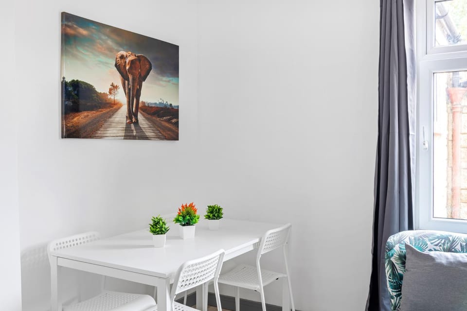 Stanion Luxurious 3 Bedroom Modern House Northamptonshire, Double, Twins, Single, Free Parking, Free Wi-Fi, Pets, Up to 8 Sleeps, 4 Smart TVs Apartment in Corby