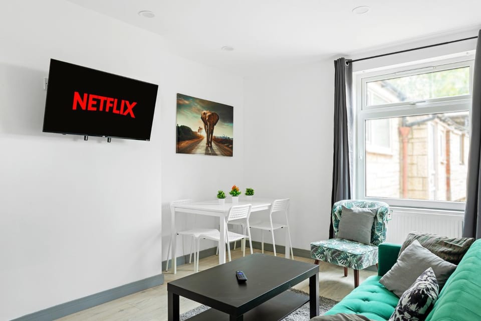 Stanion Luxurious 3 Bedroom Modern House Northamptonshire, Double, Twins, Single, Free Parking, Free Wi-Fi, Pets, Up to 8 Sleeps, 4 Smart TVs Apartment in Corby