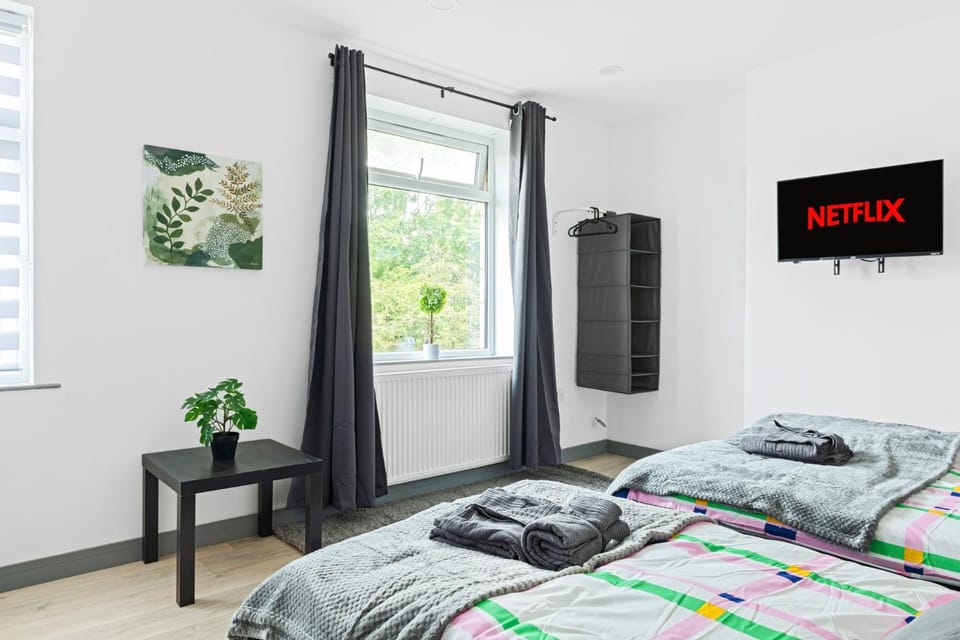 Stanion Luxurious 3 Bedroom Modern House Northamptonshire, Double, Twins, Single, Free Parking, Free Wi-Fi, Pets, Up to 8 Sleeps, 4 Smart TVs Apartment in Corby