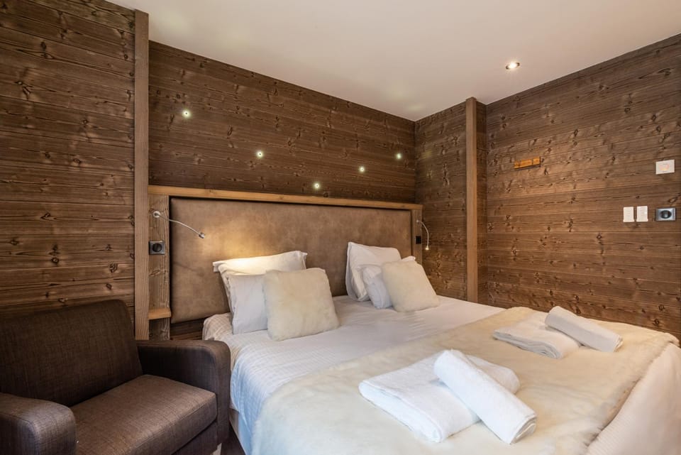 Bed, Photo of the whole room, Bedroom, towels