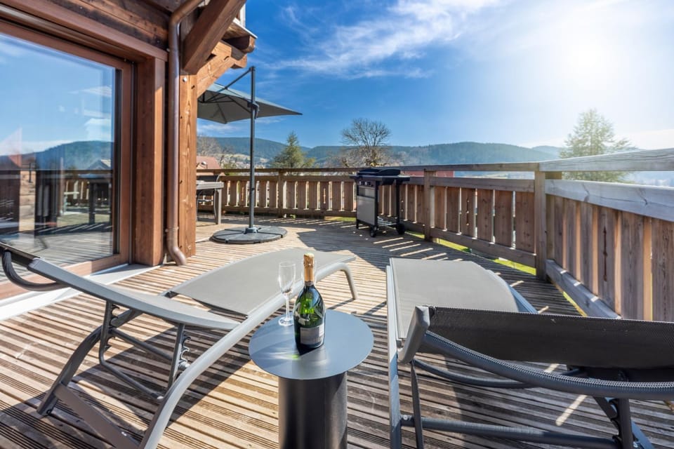 Patio, BBQ facilities, View (from property/room), Balcony/Terrace, Lake view, Mountain view, sunbed