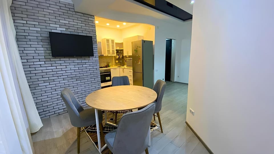 TV and multimedia, Living room, Seating area, Dining area