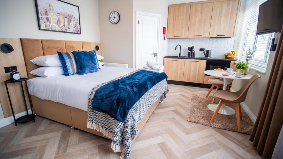 Coffee/tea facilities, Kitchen or kitchenette, Dining area, Bedroom, stove