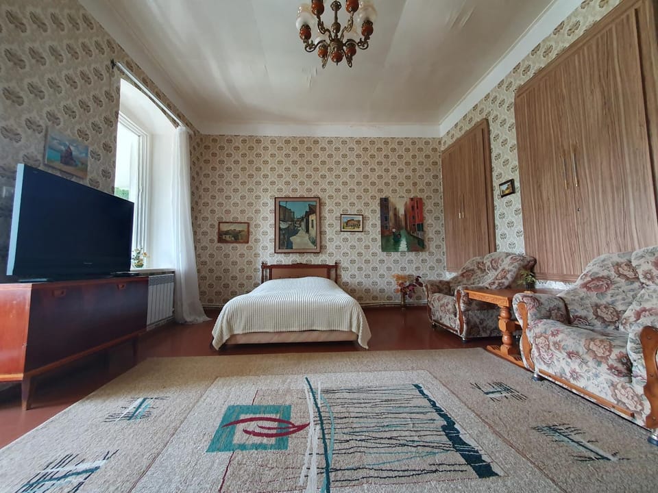 Bed, TV and multimedia, Photo of the whole room, Seating area, Bedroom