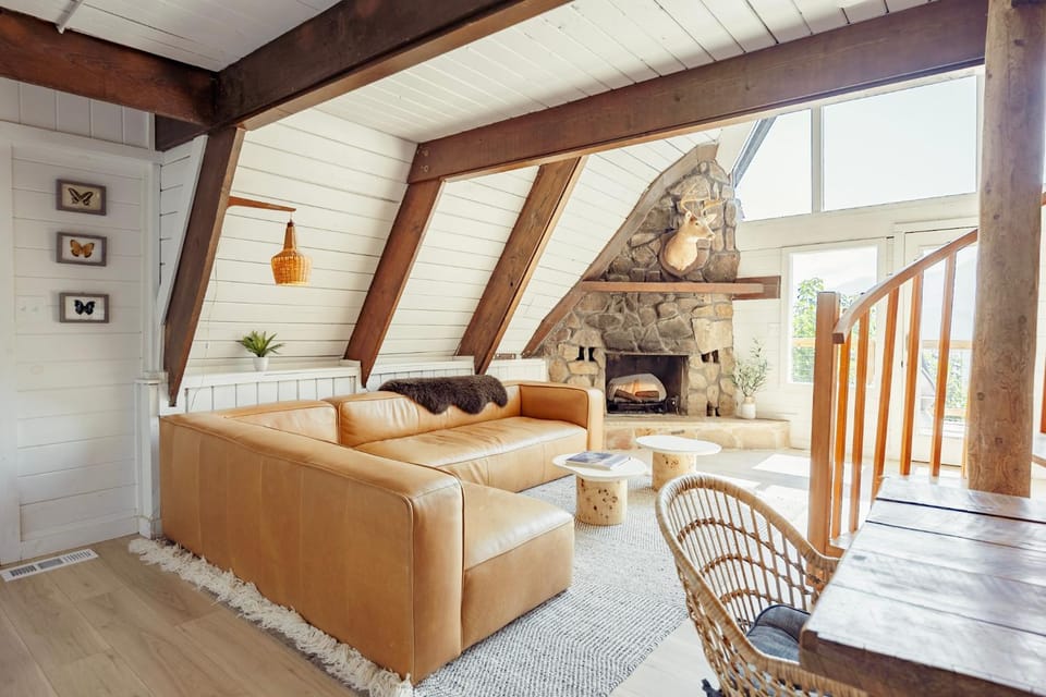 Big Mountain View! Hot Tub! Downtown Gatlinburg Chalet Village! AFrame! Smoky Mountain National Park! Après Chalet House in Gatlinburg