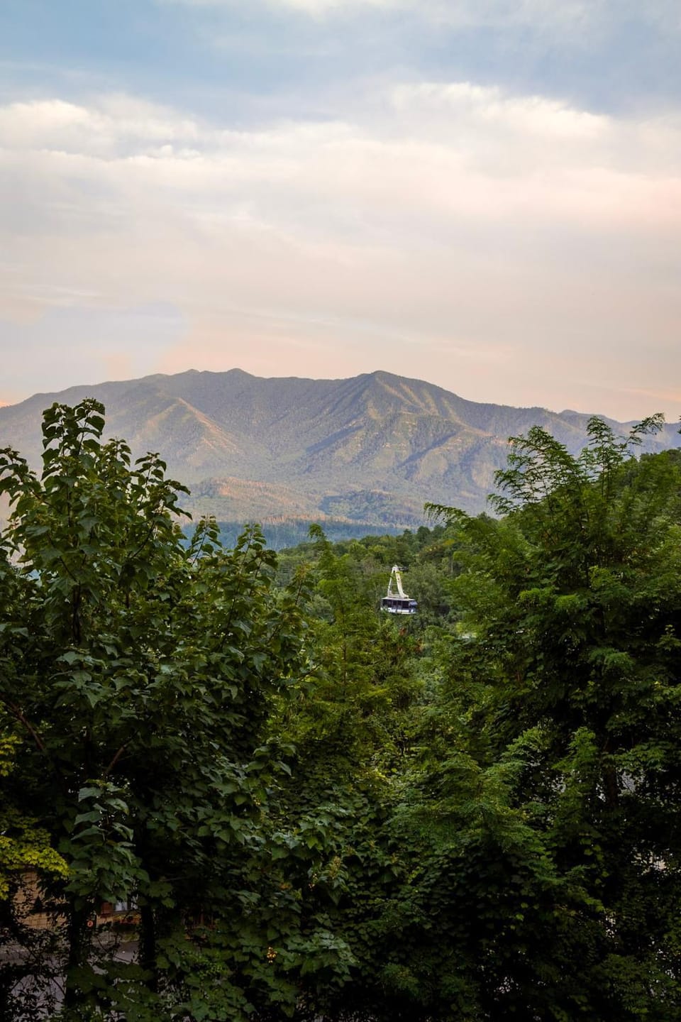 Big Mountain View! Hot Tub! Downtown Gatlinburg Chalet Village! AFrame! Smoky Mountain National Park! Après Chalet House in Gatlinburg