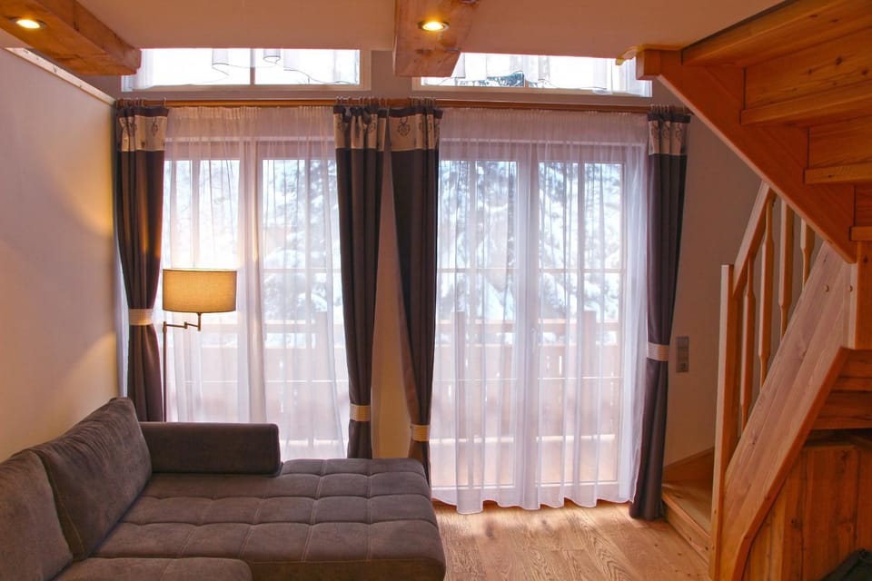 Bed, TV and multimedia, Living room, Mountain view