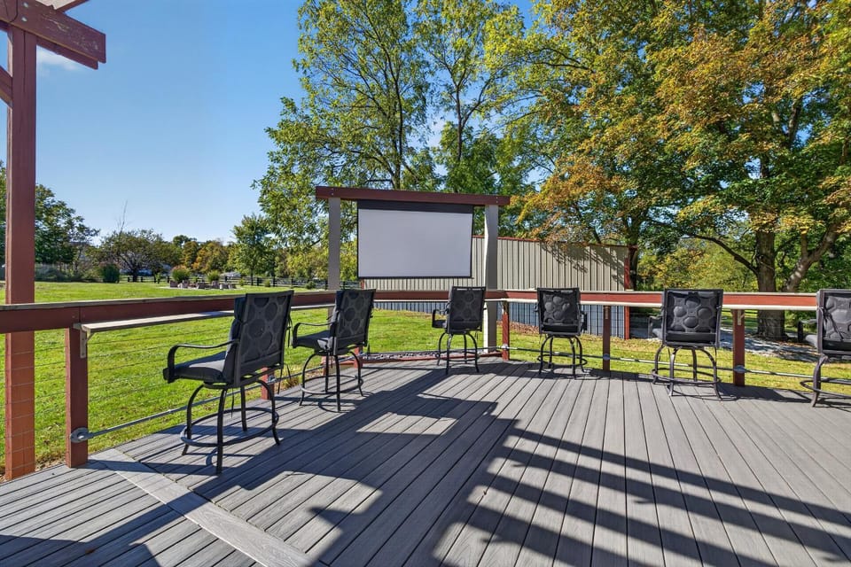 Sleeps 10, Indoor and Outdoor Theaters, Batting Cage, & Games! House in Westfield