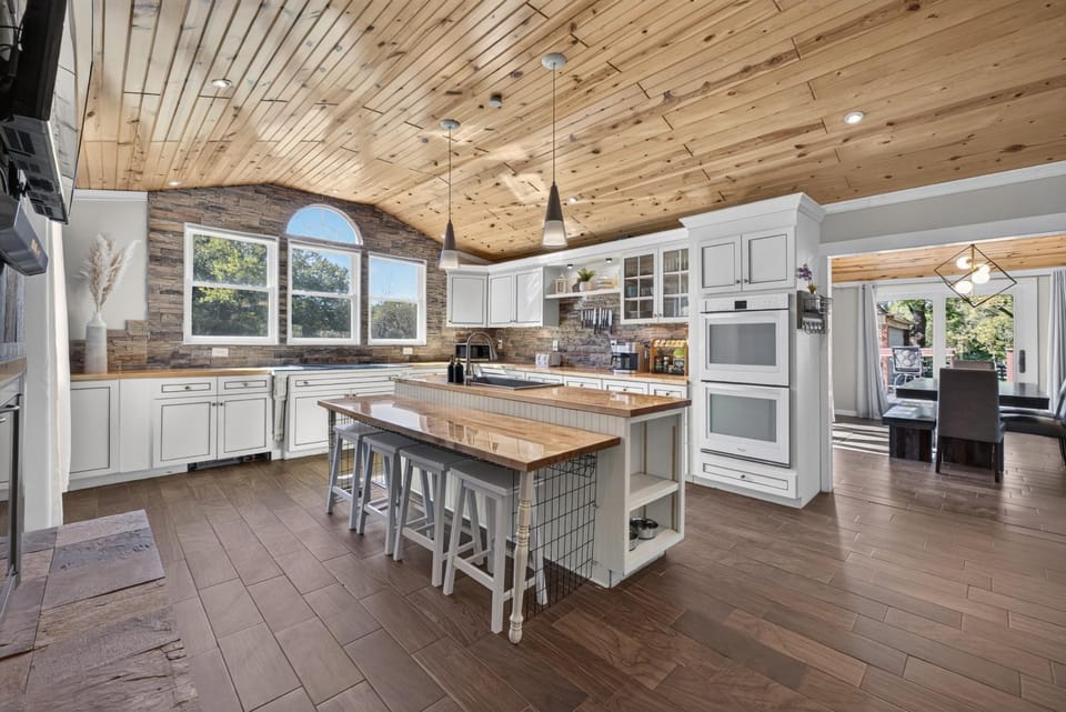Kitchen or kitchenette, oven