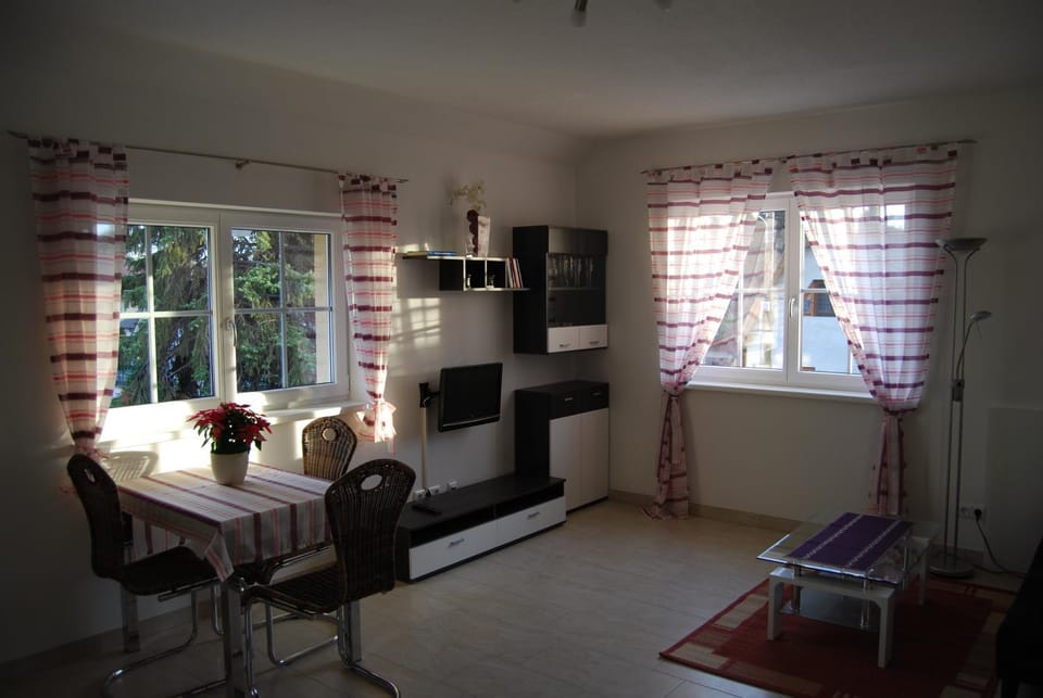 Photo of the whole room, Decorative detail