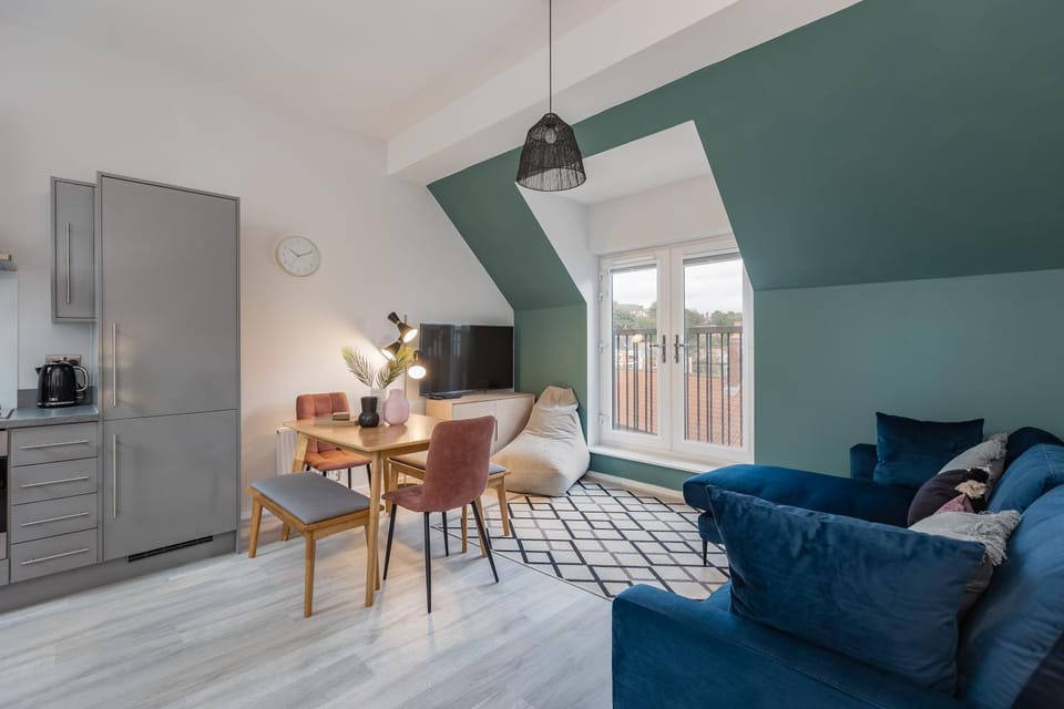 TV and multimedia, Kitchen or kitchenette, Living room, Seating area, Dining area