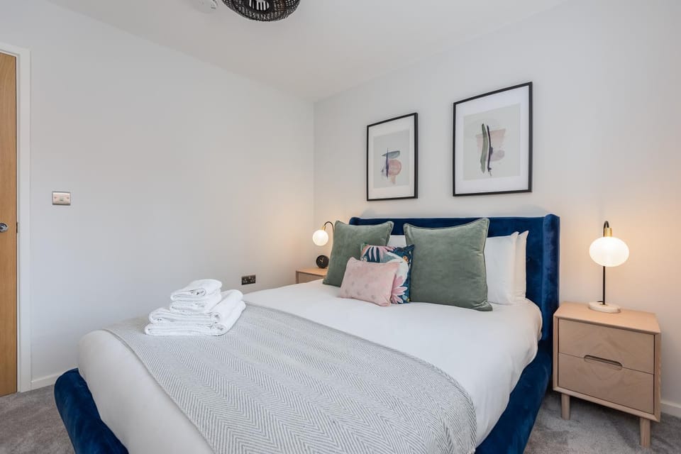 Bed, Bedroom, towels