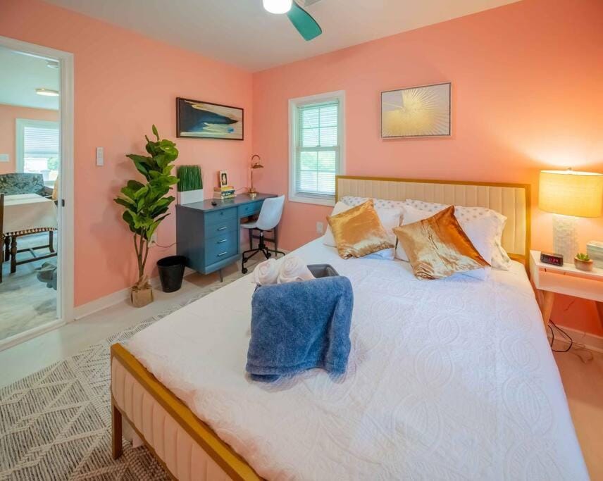 Bed, Photo of the whole room, Bedroom, towels