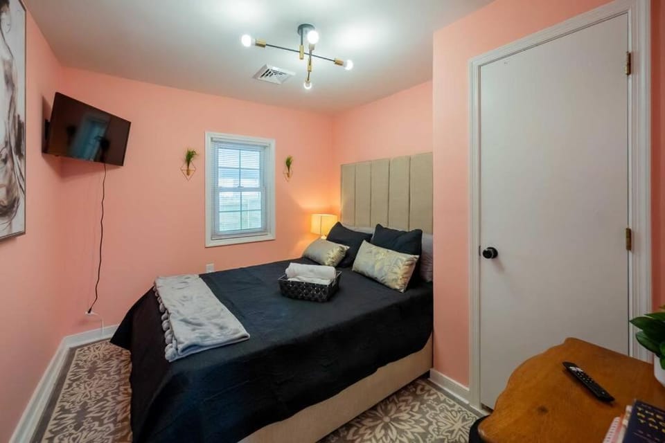 Bed, Photo of the whole room, towels