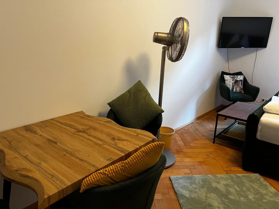 Photo of the whole room, Seating area