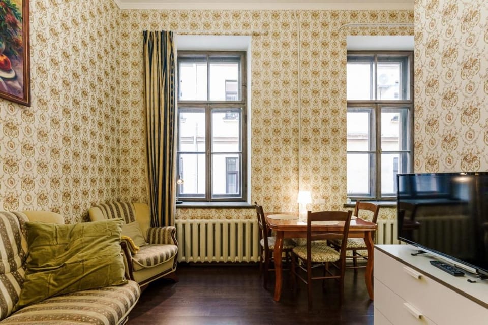 TV and multimedia, Kitchen or kitchenette, Living room, Seating area, Dining area