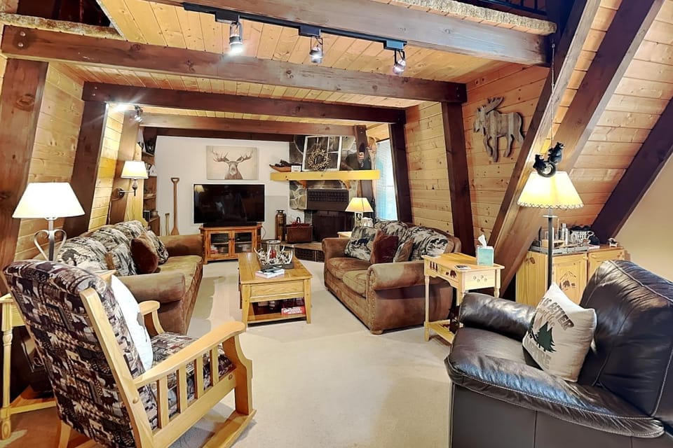 TV and multimedia, Living room, Seating area, fireplace, furniture