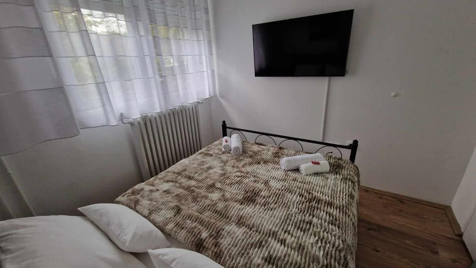 Bed, TV and multimedia, Photo of the whole room, Bedroom