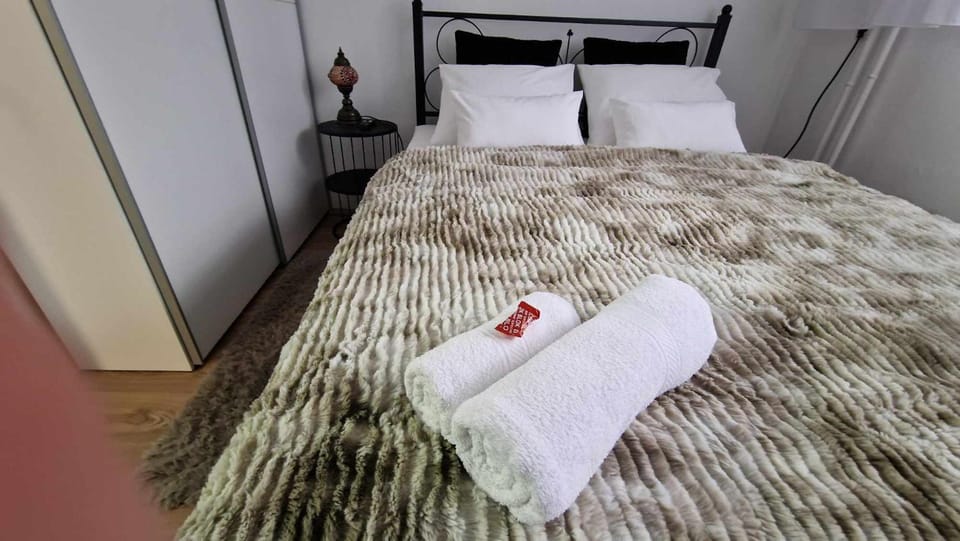 Bed, Bedroom, towels