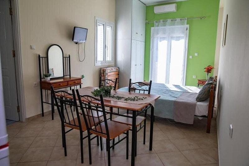 Bed, TV and multimedia, air conditioner