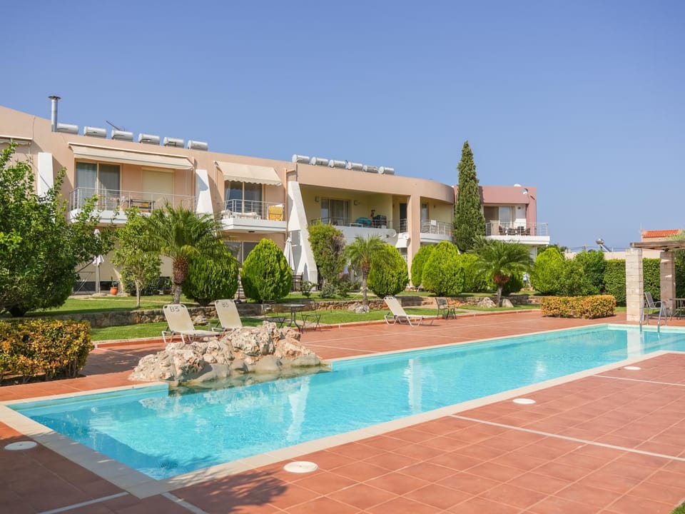 Property building, Garden, Swimming pool