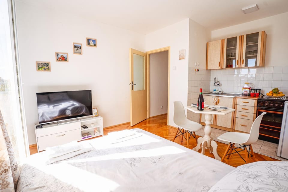 Bed, Photo of the whole room, Dining area