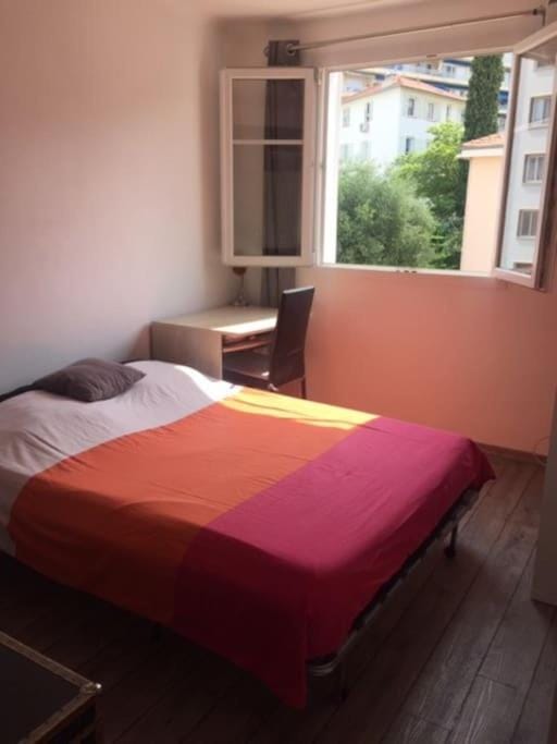 Nice port bel appartement au calme 2 chambres clim balnéo option parking privé max 4 personnes Apartment in Nice