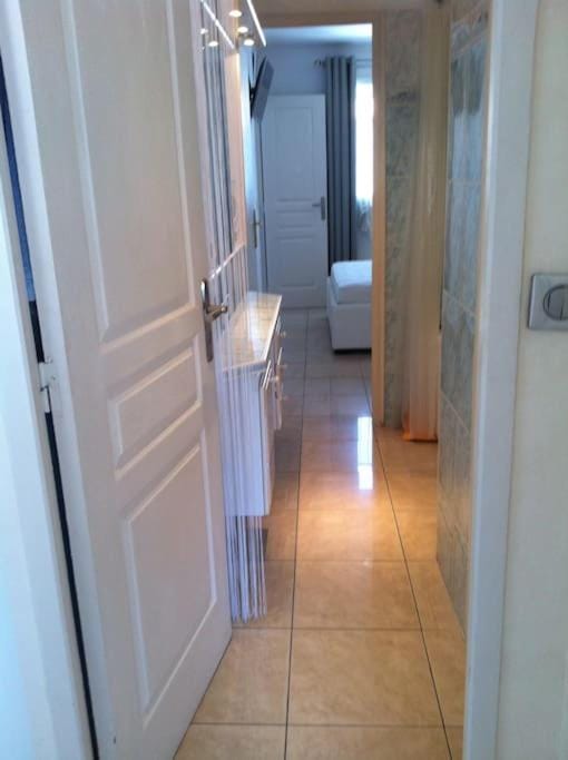 Nice port bel appartement au calme 2 chambres clim balnéo option parking privé max 4 personnes Apartment in Nice