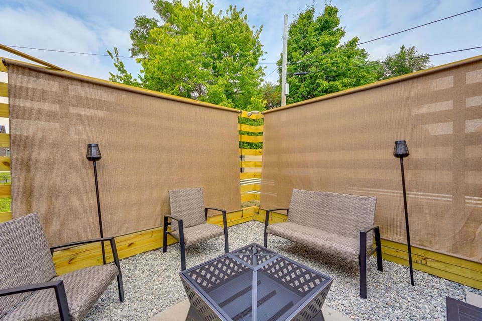 1 Mi to MGM Springfield: Cozy Winter Duplex! House in Springfield
